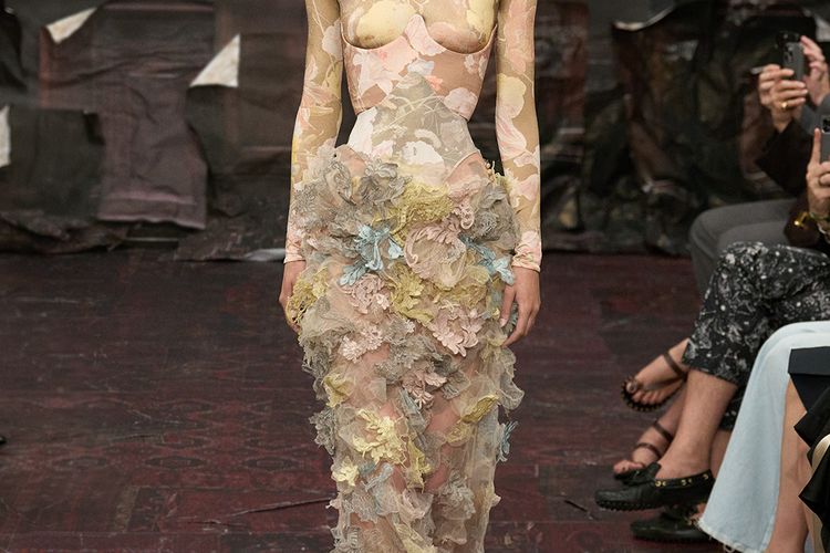 Model di catwalk mengenakan dress Maison Margiela, dress yang sama juga dikenakan Lisa Blackpink saat menghadiri Busan International Film Festival 2025 di Korea Selatan, Rabu (17/9/2025).