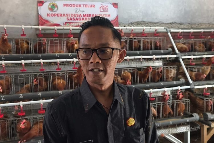 Kepala Desa Sasagaran Deni Suwandi saat diwawancarai awak media di Kampung Cikaret Rt2, Rw2 Desa Sasagaran, Kecamatan Kebonpedes, Kabupaten Sukabumi, Jawa Barat, Kamis (16/10/2025) siang.