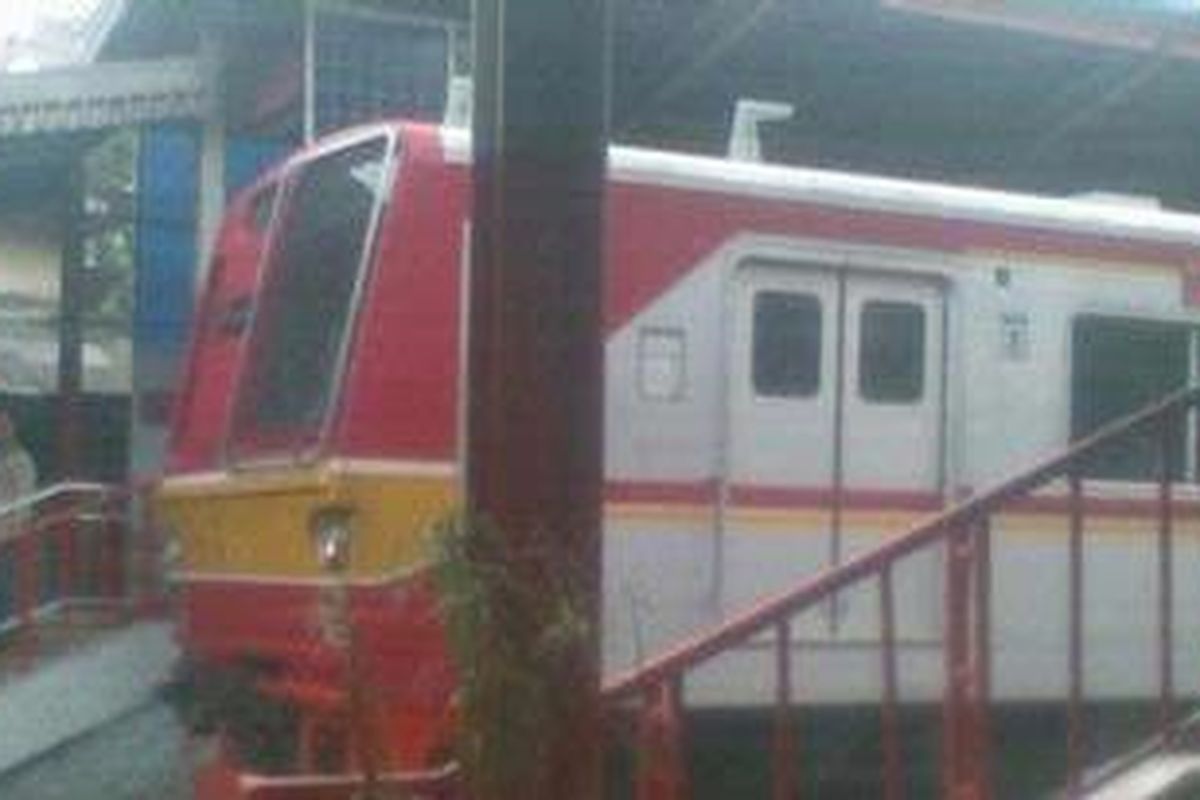 Salah satu KRL Commuter Line saat berhenti di Stasiun Kalibata, Jakarta Timur, Jumat (1/7/2011).