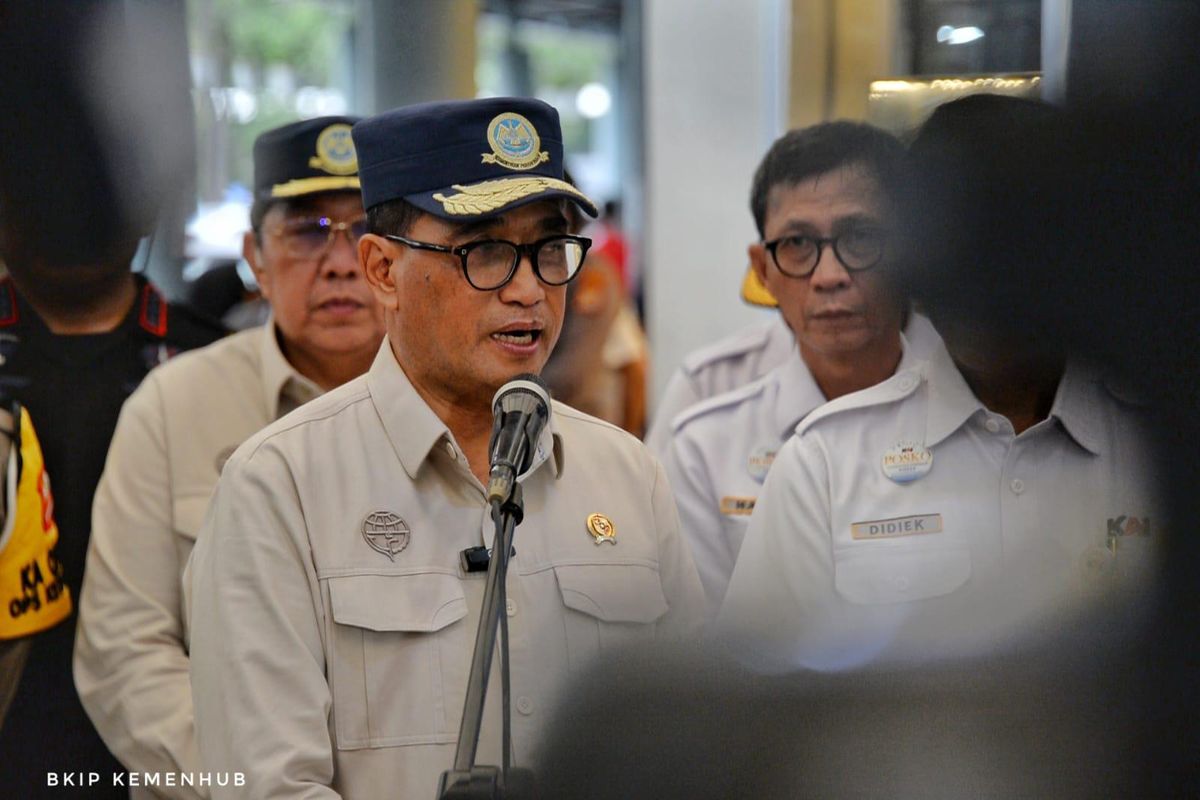 Menteri Perhubungan Budi Karya Sumadi saat meninjau arus mudik di Stasiun Pasar Senen, Jakarta pada Sabtu (6/4/2024). 