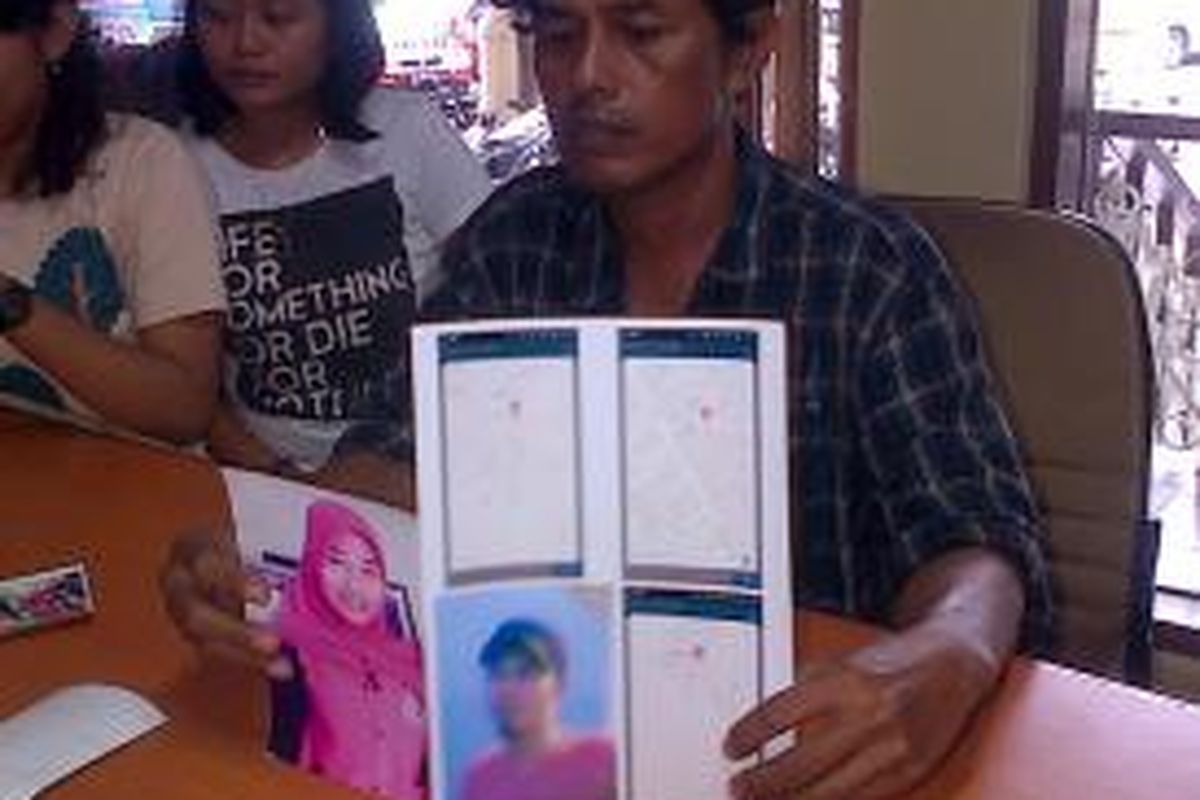 Sugiyanto (45), Mencari Melaporkan Anaknya, Shara Meilanda Ayu alias Ayu (20) yang pergi dari rumahnya sejak 10 April 2014 di Mapolda Metro Jaya, Senin (12/5/2014)