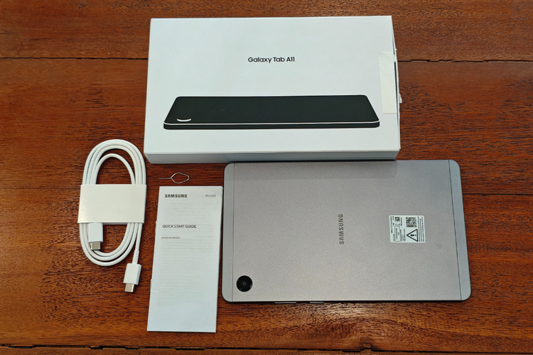 Isian kotak kemasan Samsung Galaxy Tab A11 yang terdiri dari satu unit perangkat tablet, satu kabel USB Type-C, satu buku panduan Quick Start Guide, satu kartu garansi resmi, dan satu pin ejector SIM. 