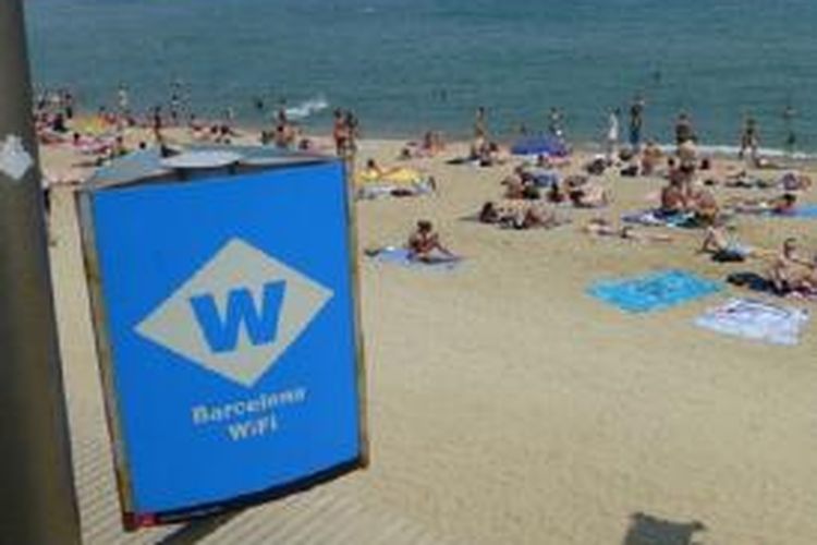 Wifi gratis di salah satu pantai di Barcelona, Spanyol.