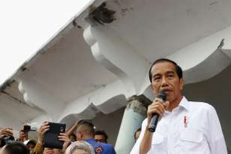 Presiden Joko Widodo bernyanyi saat meninjau Masjid Atta Darut, Kabupaten Pidie Jaya, Aceh, Jumat (9/12/2016). Masjid itu merupakan lokasi kedua yang dikunjungi Presiden Joko Widodo. Selanjutnya, Jokowi bertolak ke posko penampungan pengungsi di Kecamatan Meurah Dua, Pidie Jaya dan terakhir, Presiden juga akan mengunjungi gedung Pesantren Mudi Mesra, Kecamatan Samalanga, Kabupaten Bireun. 