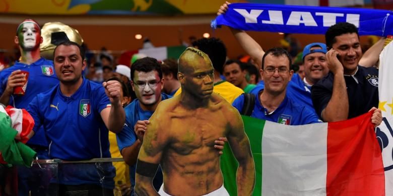 Suporter Italia saat mengangkat gambar Mario Balotelli di sela-sela laga Grup D Piala Dunia 2014 melawan Inggris di Arena Amazonia, Manaus, Minggu (15/6/2014) pagi WIB. 