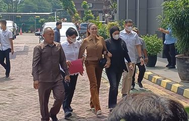 Tanpa diborgol, Nikita Mirzani tiba di Kejaksaan Negeri (Kejari) Jakarta Selatan, Kamis (5/6/2025).