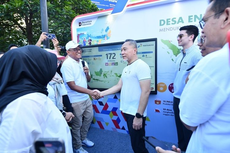Menteri Koordinator Bidang Pangan Zulkifli Hasan mendapatkan penjelasan mengenai Desa Energi Berdikari (DEB) Ketahanan Pangan Pertamina di booth Pertamina pada peringatan Hari Susu Nasional 2025 digelar di car free day Jakarta, Minggu (15/6/2025).
