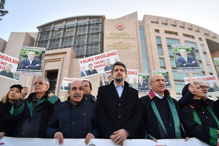 Demonstran berkumpul di depan gedung pengadilan di Istanbul, Desember 2017. Mereka memprotes penahanan sejumlah jurnalis yang dituduh menyebar propaganda teror terkait operasi militer Turki di Suriah.