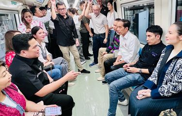 Presiden Joko Widodo menjajal LRT Jabodebek bersama sejumlah selebritis dari Stasiun Jati Mulya ke Stasiun Dukuh Atas, Kamis (10/8/2023).