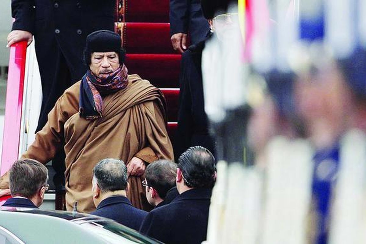 Pemimpin Libya Moammar Khadafi turun dari pesawat di bandara Moskwa, Rusia, Jumat (31/10). 
