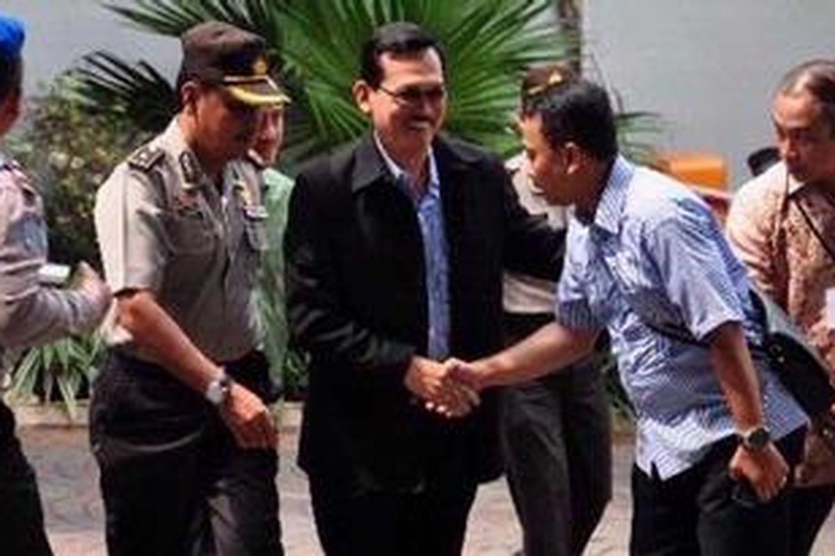 Brigadir Jenderal Didik Purnomo (Wakil Kepala Korlantas non aktif) memenuhi panggilan KPK sebagai saksi terkait penyidikan kasus dugaan korupsi proyek simulator SIM di gedung KPK, Kuningan, Jakarta Selatan, Jumat (2/11/2012). Didik yang juga menjadi tersangka dalam kasus itu akan dimintai keterangan sebagai saksi untuk tersangka Inspektur Jenderal Djoko Susilo. 