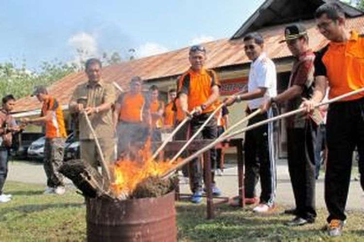 Polres Aceh Besar memusnahkan barang bukti sabu dan ganja, Jumat (28/02/2014).