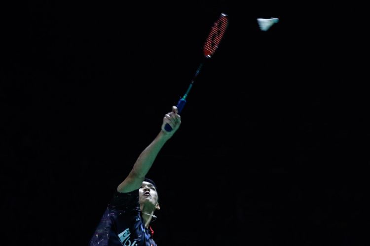 Pebulu tangkis tunggal putra Indonesia, Jonatan Christie berjabat tangan tunggal putra asal Denmark, Viktor Axelsen dalam laga babak pertama Indonesia Open 2018 di Istora Senayan, Jakarta, Selasa (3/7/2018). Pebulu tangkis tunggal putra Denmark, Viktor Axelsen menang dengan skor 21-10, 21-19.