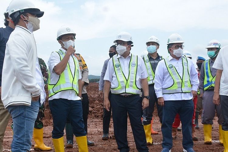 Kepala BKPM Bahlil Lahadalia bersama Bupati Batang Wihaji meninjau KIT Batang Jawa Tengah.