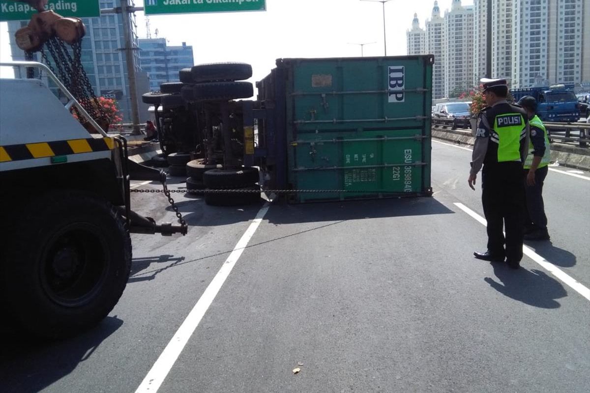 Sebuah Truk trailer tergulong di depan MoI hingga menutupi dua lajur tol