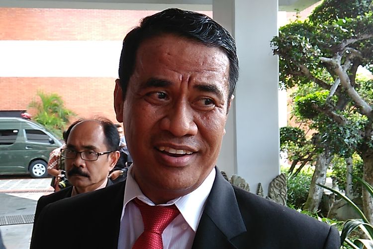 Menteri Pertanian (Mentan) Andi Amran Sulaiman setelah melakukan pertemuan bilateral dengan Wakil Presiden Republik Islam Federal Komoro Djaffar Ahmed Said di Ruangan VIP Bandara Soekarno-Hatta Tangerang, Senin (6/3/2017).