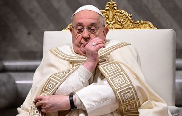 Paus Fransiskus saat menghadiri ibadah malam di Basilika Santo Petrus, Vatikan, 1 Februari 2025.