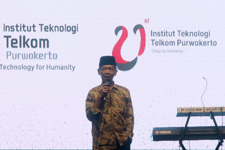 Budayawan Ahmad Tohari saat orasi budaya dalam penutupan Dies Natalis ke-21 Institut Teknologi Telkom Purwokerto, Kabupaten Banyumas, Jawa Tengah, Minggu (28/5/2023) malam.