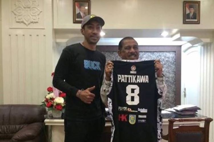 Wali Kota Ambon Richard Louhenapessy menerima kedatangan Steven Pattikawa, salah satu pebasket yang berlaga di kancah Indonesian Basketball League (IBL) bersama klub Hangtuah Sumsel.