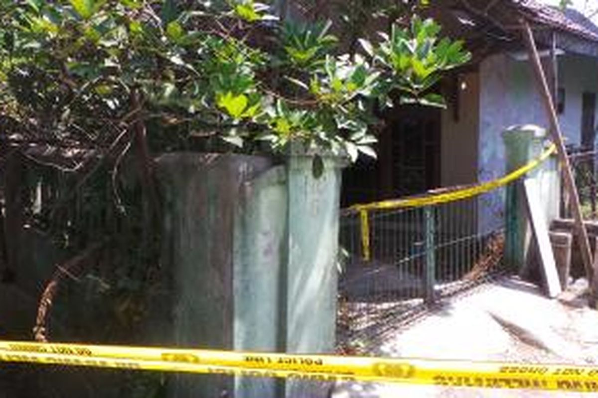 Noerbaety Rofiq (44), seorang wartawati sebuah media ditemukan terbujur kaku di rumahnya yang berlokasi di Perumahan Gaperi, RT 01 RW 09, Blok NC 6, Bojong Gede, Kabupaten Bogor, Jawa Barat. Minggu (19/7/2015).