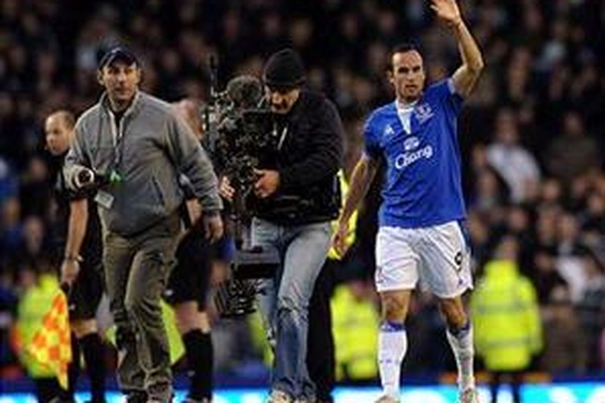 Landon Donovan melambaikan tangan kepada pendukung Everton usai duel lawan Hull City, Minggu (7/3/2010). Itu adalah duel kandang terakhir Everton bersama Donovan sebelum pemain Amerika Serika itu kembali ke LA Galaxy.