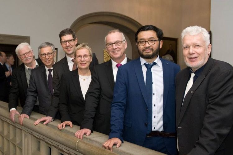 Profesor Hendro Wicaksono (dua dari kanan) meraih penghargaan Teacher of the Year yang diberikan kepada dosen dengan prestasi luar biasa dalam proses pembelajaran, dari Universitas Jacobs, Bremen, Jerman, pada Senin (7/9/2020).