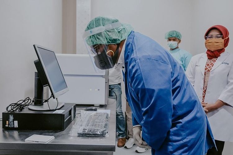 Wali Kota Balikpapan, Rizal Effendi ditemani jajaran petinggi Rumah Sakit Pertamina Balikpapan meninjau alat PCR di Rumah Sakit Pertamina Balikpapan, Kaltim, Rabu (6/5/2020).  