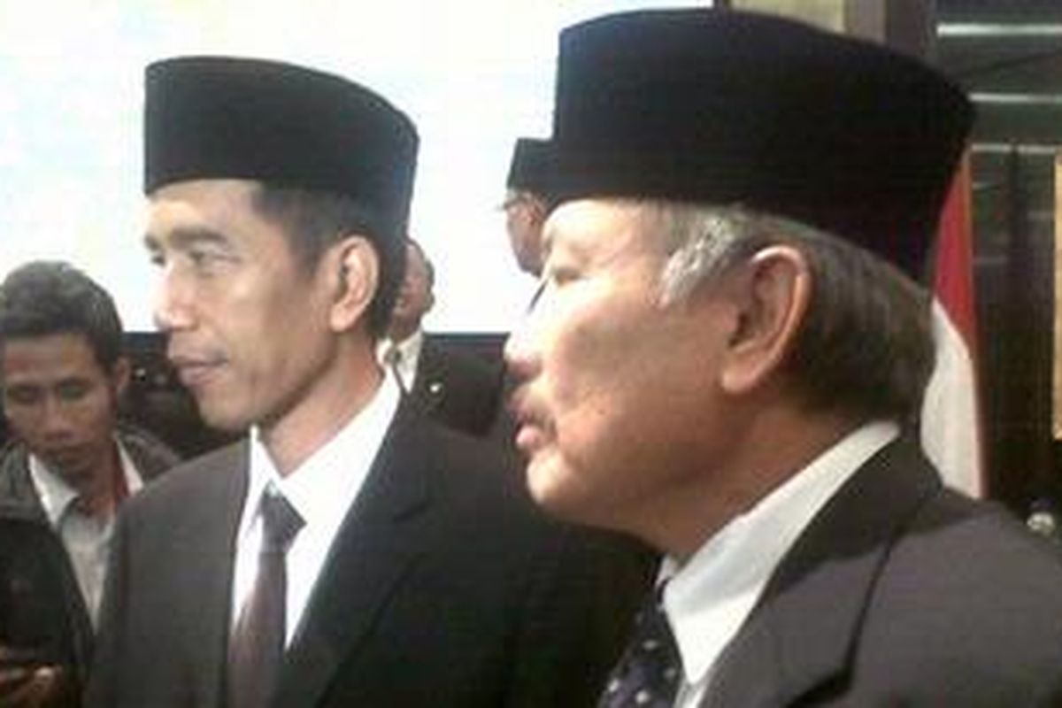 Gubernur DKI Jakarta Joko Widodo (kiri berpeci) bersama Ketua DPRD DKI Jakarta Ferrial Sofyan sesaat setelah pengesahan APBD DKI tahun anggaran 2013 di Gedung DPRD DKI, Senin (28/1/2013).