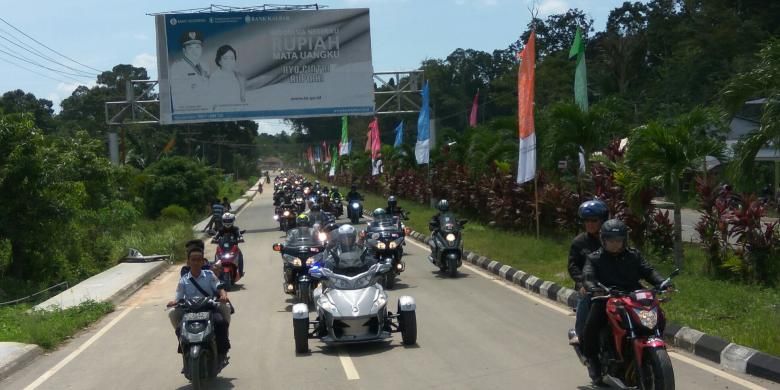 Rombongan pengendara motor gede (Moge) dari Sarawak yang datang menghadiri pembukaan Festival Wonderful Indonesia di Aruk, Kecamatan Sajingan Besar, Kabupaten Sambas, Kalimantan Barat, Sabtu (17/9/2016). 