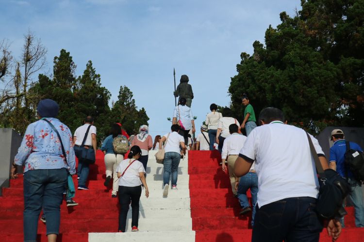 Wisatwan ramai mengunjungi salah satu ikon Kota Ambon, yaitu monumen Pahlawan Kristina Marta Tiahahu, Sabtu (11/11/2017).