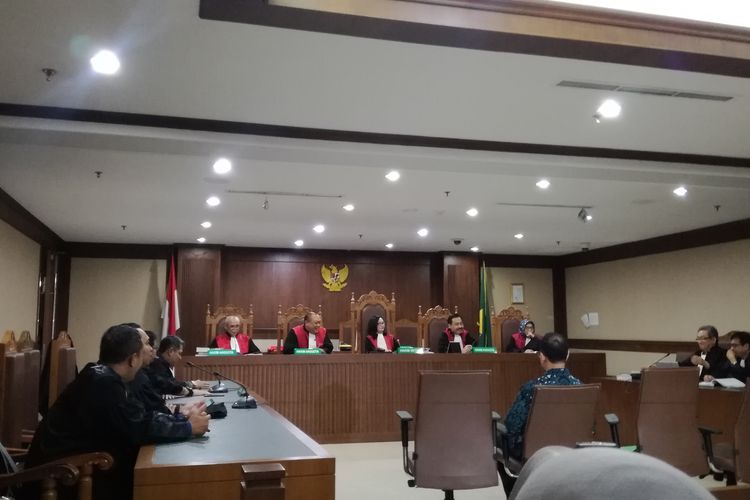 Majelis hakim pada Pengadilan Tindak Pidana Korupsi Jakarta menunda sidang perdana pemeriksaan saksi untuk adik mantan Gubernur Banten Ratu Atut Chosiyah, Tubagus Chaeri Wardana alias Wawan.