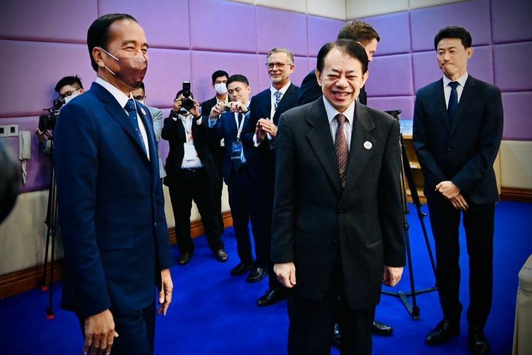 Presiden Joko Widodo melakukan pertemuan bilateral dengan Presiden Asian Development Bank (ADB) Masatsugu Asakawa di Hotel Sokha, Phnom Penh pada Kamis (10/11/2022).