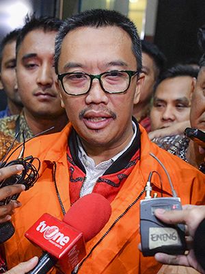 Mantan Menteri Pemuda dan Olahraga Imam Nahrawi (tengah) mengenakan rompi orange menjawab pertanyaan wartawan usai menjalani pemeriksaan di Gedung KPK Jakarta, Jumat, (27/9/2019). Imam Nahrawi ditahan KPK dalam kasus dugaan suap dana hibah dari pemerintah kepada KONI melalui Kemenpora.