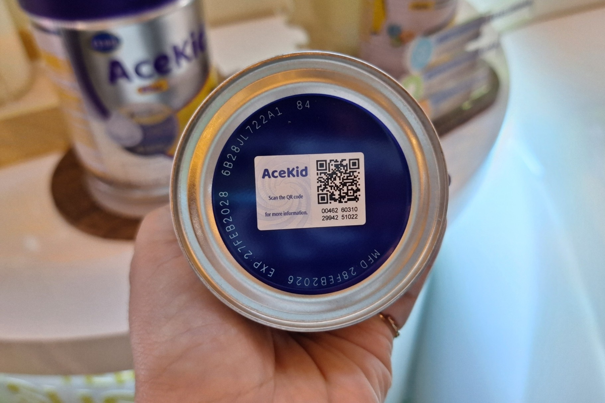 Salah satu keunggulan AceKid, yaitu traceable milk source, menyediakan sistem keterlacakan melalui kode respons cepat atau quick response (QR) code di bagian bawah setiap kaleng guna menjamin transparansi sumber bahan baku bagi konsumen.
