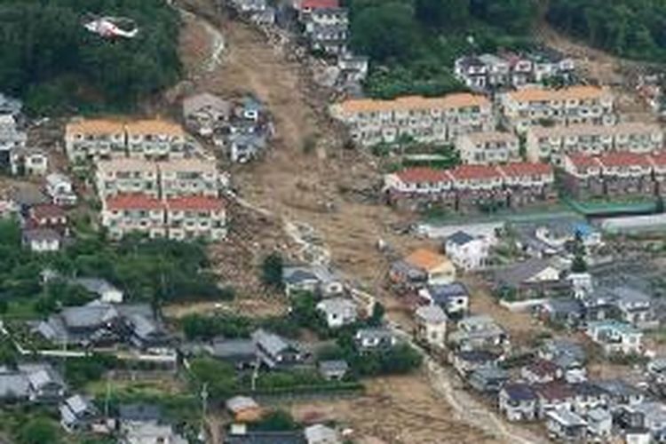 Foto yang diambil dari udara tentang kondisi tanah di Hirosima, Jepang, yang menawaskan sedikitnya 27 orang pada Selasa (19/8/2014).