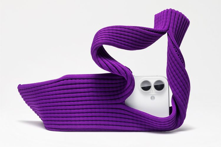 Apple kolaborasi dengan Issey Miyake meluncurkan iPhone Pocket.