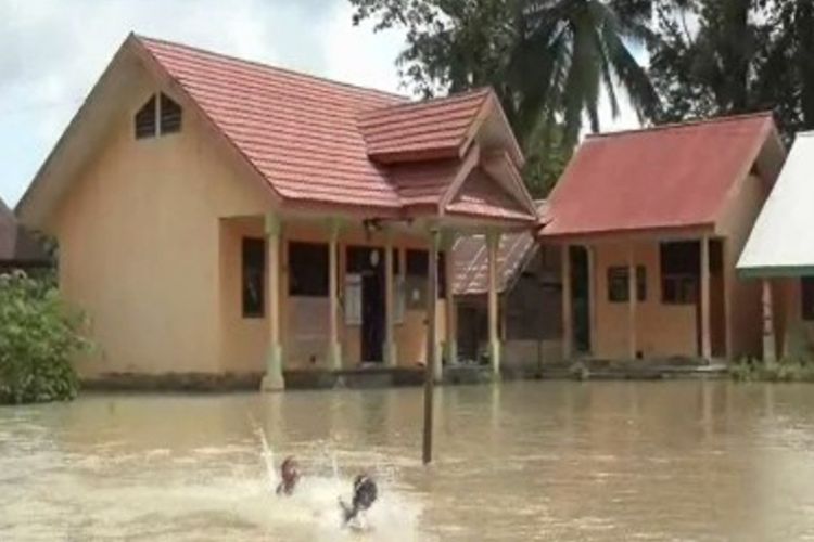 SD di Desa Lariang, Mamuju Utara, kebanjiran sejak Sungai Lariang meluap dua hari terakhir menyebabkan para guru dan siswa terpaksa menggelar ujian akhir semester di masjid.