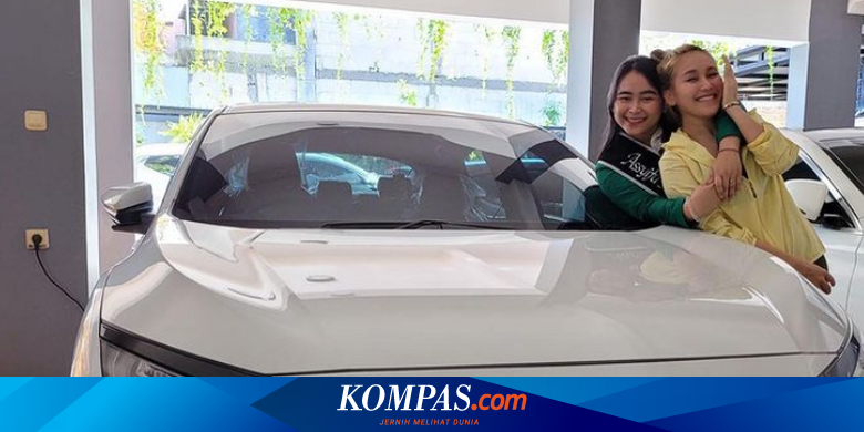 Adik Baru Lulus Kuliah, Ayu Ting Ting Beri Hadiah Mobil - Vimarsana News