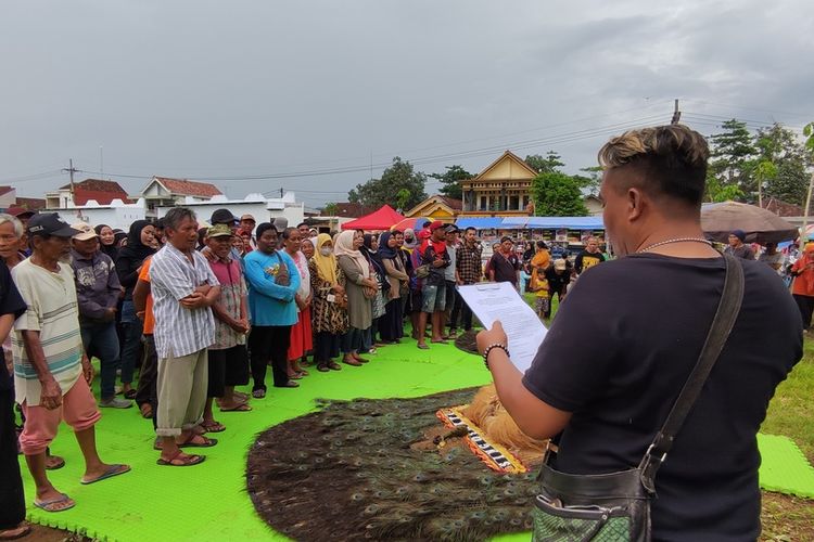 Ratusan masyarakat arus bawah mendeklarasikan dukungan pasangan Capres Prabowo-Gibran, tanpa atribur, di Lapangan Desa Sambirejo Kabupaten Trenggalek Jawa Timur, Minggu (04/02/2024).