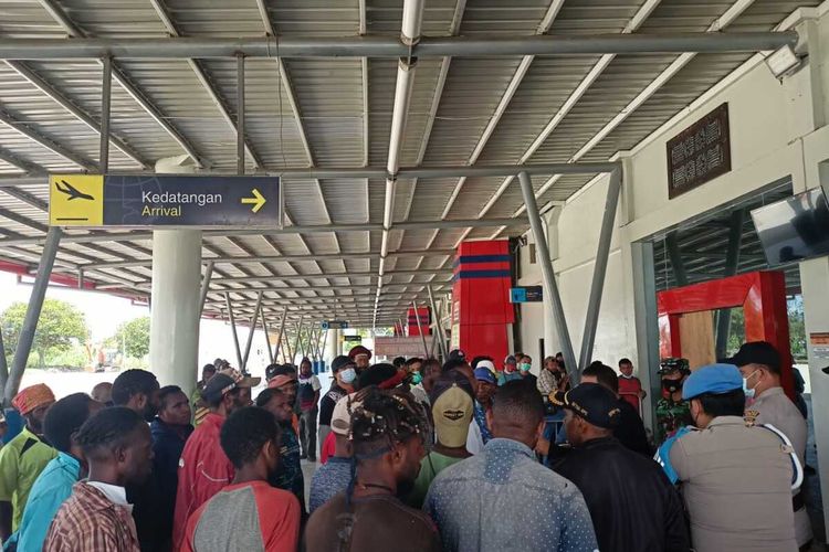 Massa yang menutup pintu keluar Bandara Wamena saat rombongan MRP tiba di lokasi tersebut, Jayawijaya, Papua, Minggu (15/11/2020)