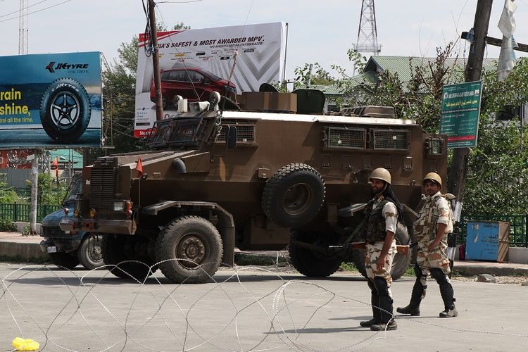 Tentara keamanan India di perbatasan Srinagar, Kamis (8/8/2019).
