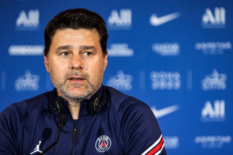 Pelatih kepala Paris Saint-Germain asal Argentina Mauricio Pochettino saat konferensi pers selama kamp pelatihan musim semi di ibu kota Qatar, Doha, pada 15 Mei 2022.