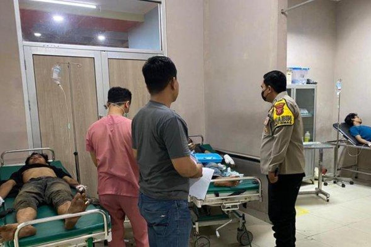 Korban tersetrum saat mendapatkan penanganan medis di IGD RSUD Sekarwangi, mereka tersetrum listrik saat pasang tiang kabel telepon. 
