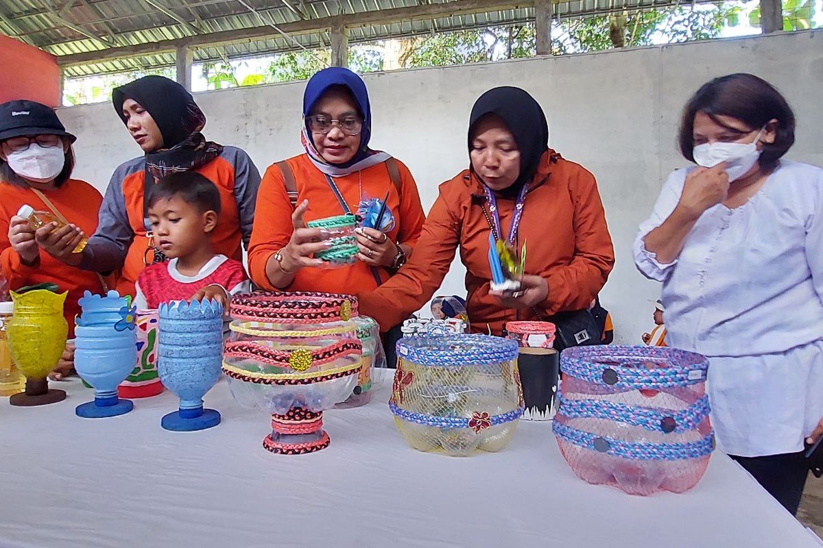 Anggota PKK Desa Jetis Kecamatan Baki Kabupaten Sukoharjo melihat kerajinan dari barang tak terpakai