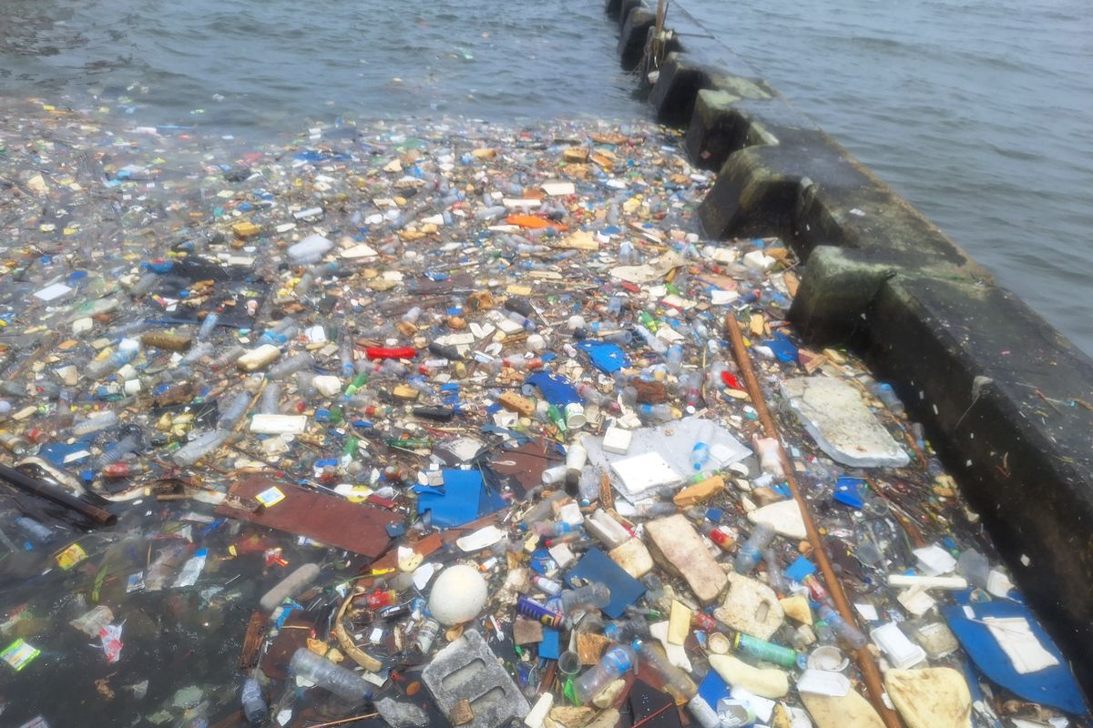 Kondisi laut di Pelabuhan Muara Baru yang banyak dipenuhi sampah.