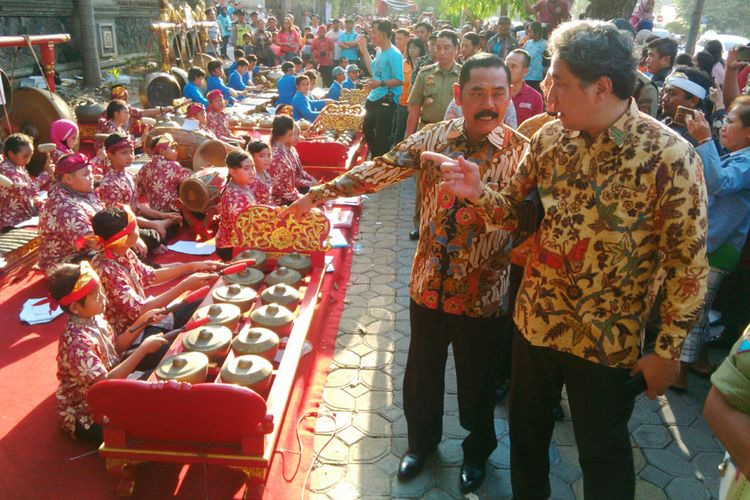 Wali Kota FX Hadi Rudyatmo bersama Dirjen Kebudayaan, Kemendikbud, Hilmar Farid meninjau kelompok gamelan dalam soft opening Gamelan Bersama Masyarakat dan Pelajar rangkaian gelaran Internasional Gamelan Festival (IGF) 2018 di Solo, Jawa Tengah, Kamis (9/8/2018).