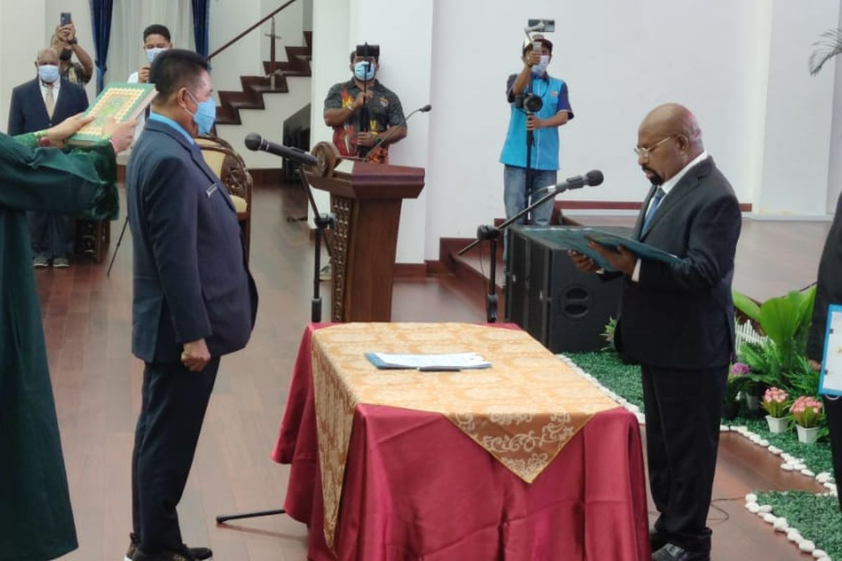 Gubernur Papua Lukas Enembe melantik Muhammad Ridwan Rumasukun sebagai Sekretaris Daerah (Sekda) Definitif Provinsi Papua, menggantikan pejabat sebelumnya, Dance Yulian Flassy di Gedung Negara, Kota Jayapura, pada Kamis (14/10/2021) malam.