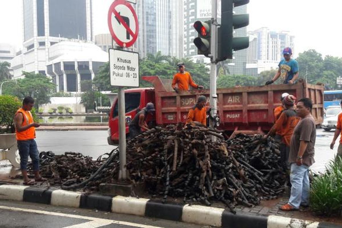 Gulungan kulit kabel dari selokan Jalan Medan Merdeka Selatan.