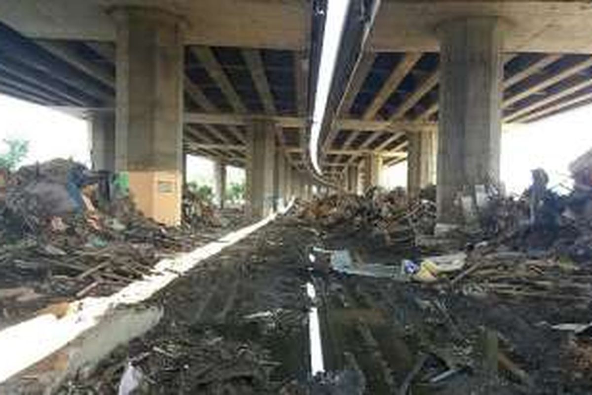 Suasana Kolong Tol Sedyatmo yang terletak di Jalan Kepanduan I, Penjaringan, Jakarta Utara pada Senin (7/3/2016). Tumpukan sampah dikolong tol itu merupakan akibat dari penertiban yang dilakukan pada Selasa lalu.