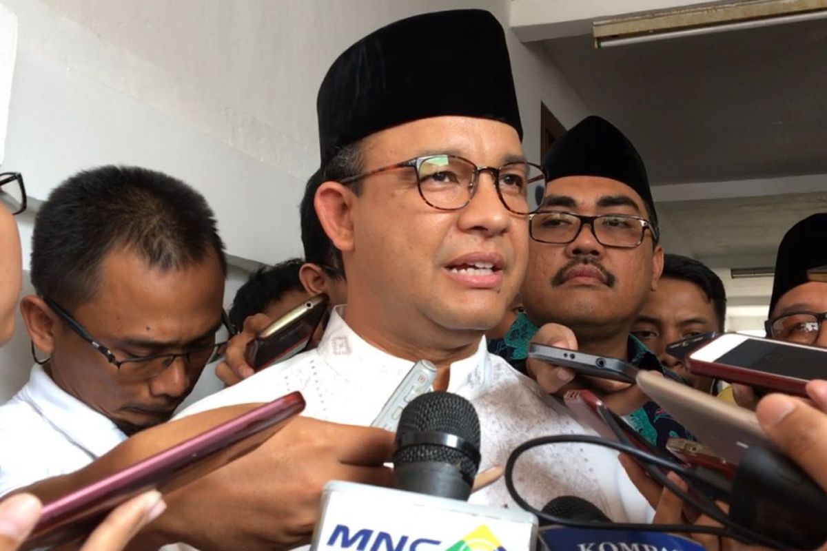 Gubernur DKI Jakarta Anies Baswedan seusai menghadiri acara Santri of The Year di Galeri Nasional Indonesia, Gambir, Jakarta Pusat, Minggu (22/10/2017).